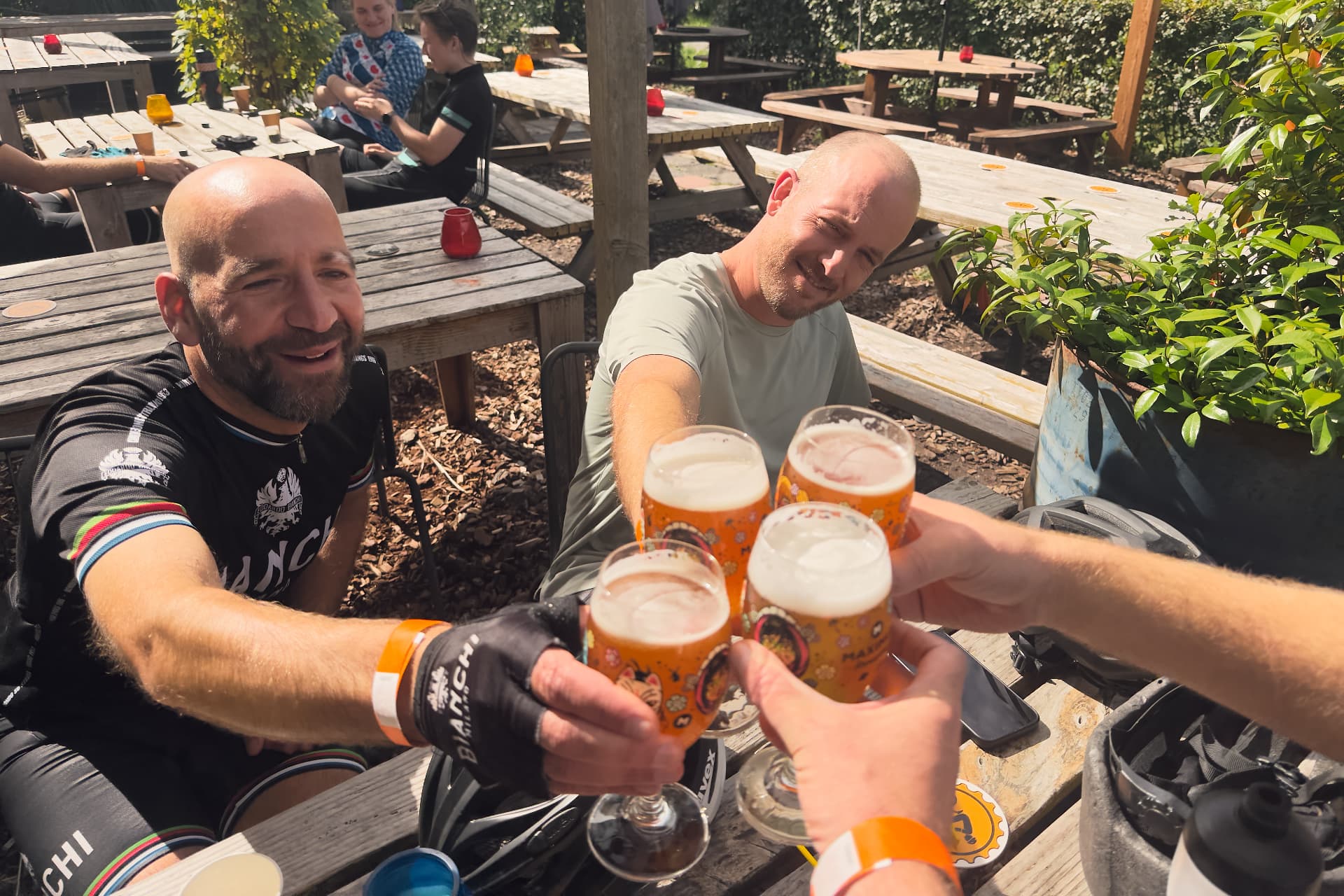 Vrienden proosten met een biertje bij de brouwerij