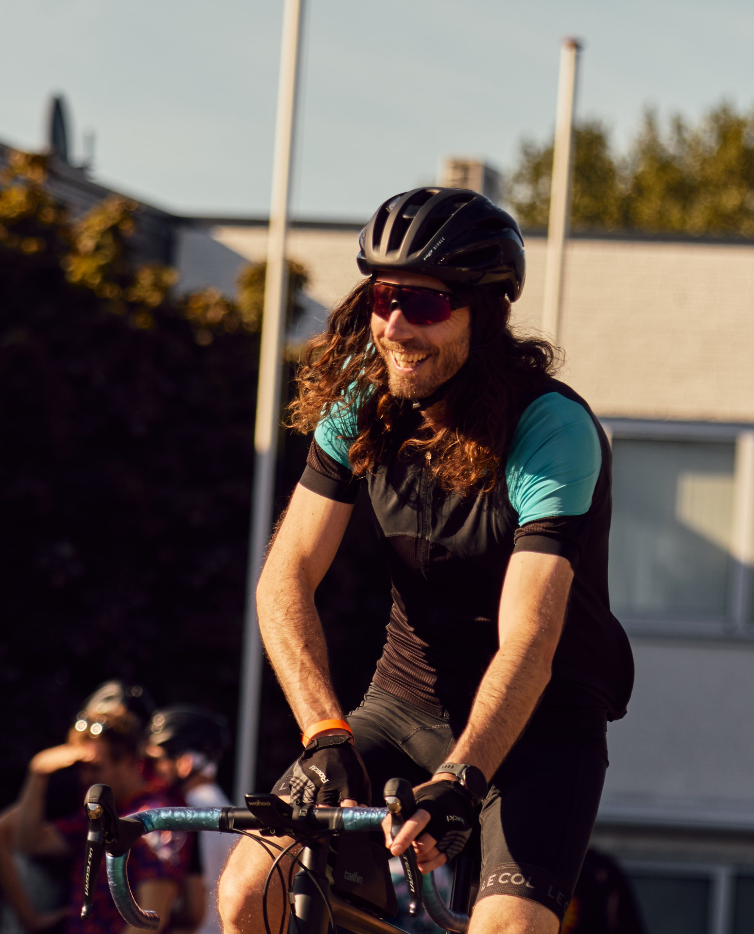 Fietser lachend op zijn racefiets tijdens Brouwerijders