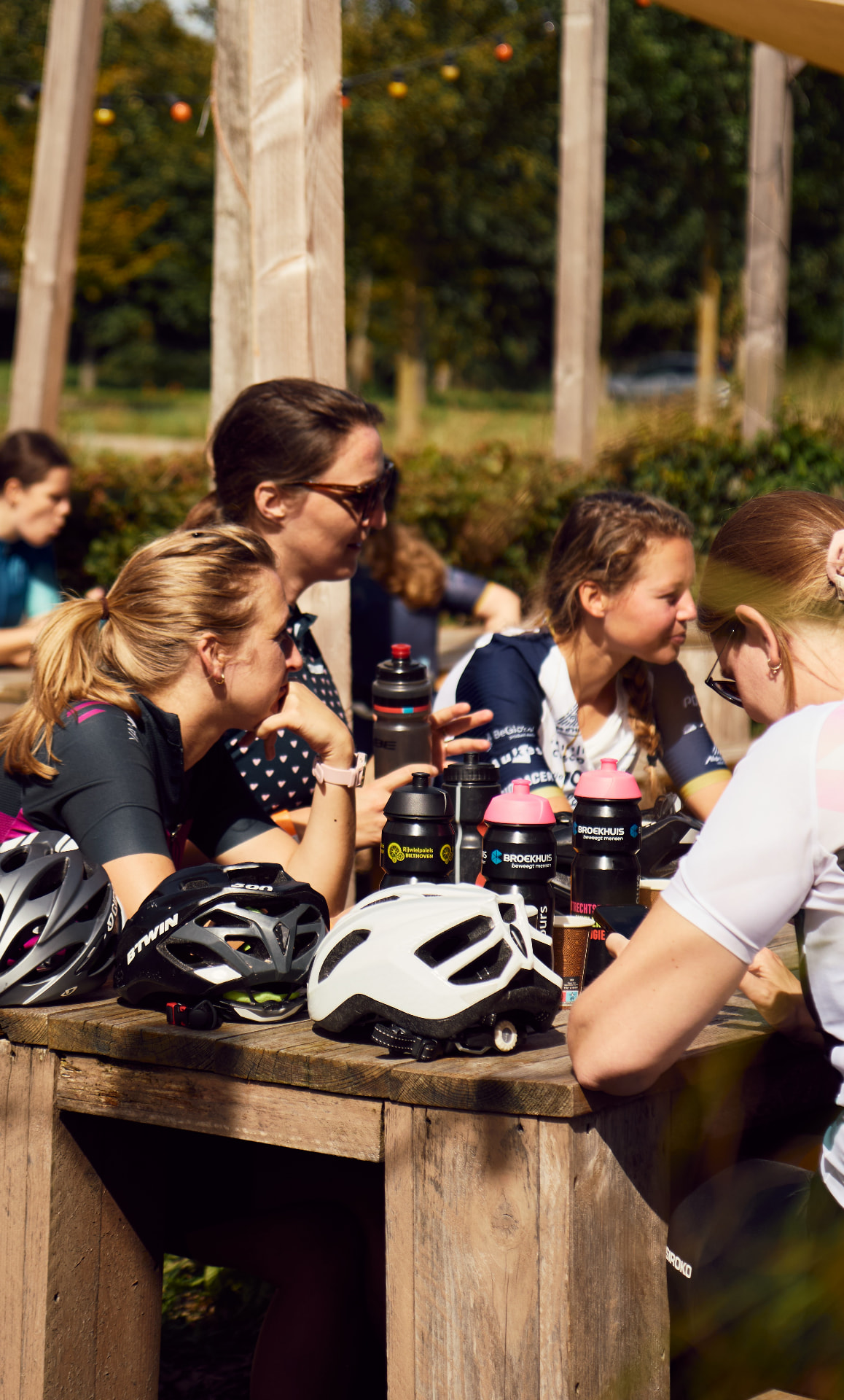 Deelnemers genieten samen na het fietsen