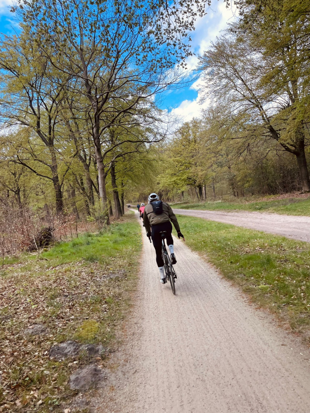 Groep fietsers op een landelijke weg